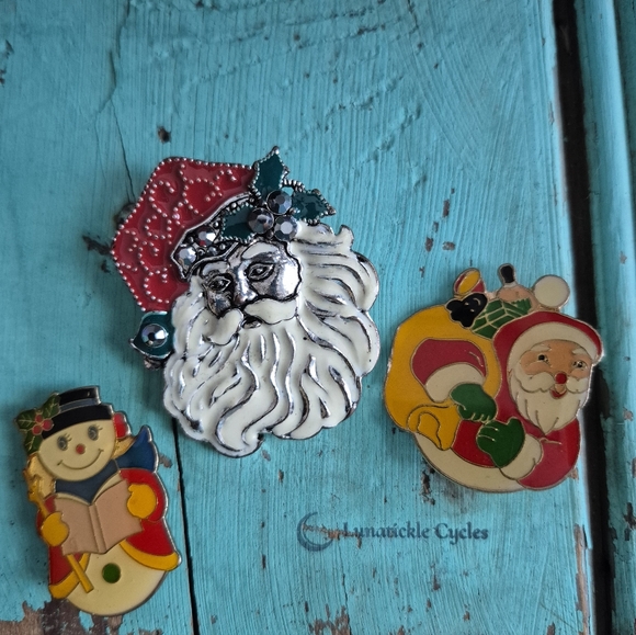 🌙Vintage Holiday Pin Bundle of 3 - Picture 4 of 7